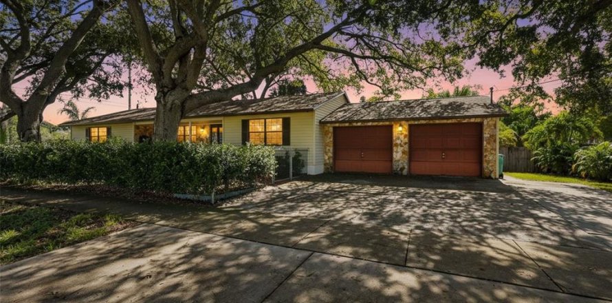 House in Largo, Florida 3 bedrooms, 147.9 sq.m. № 2297049