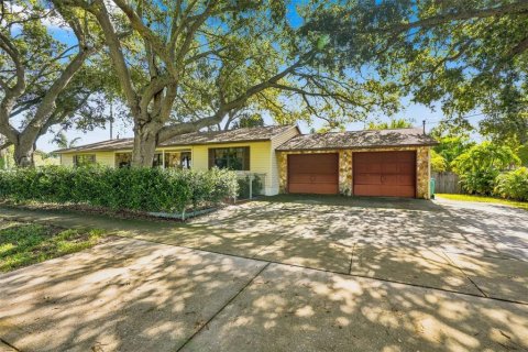 House in Largo, Florida 3 bedrooms, 147.9 sq.m. № 2297049 - photo 2