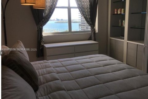 Copropriété à louer à Miami, Floride: 2 chambres, 125.7 m2 № 2153491 - photo 2
