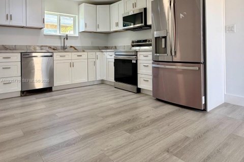 Casa en alquiler en Hallandale Beach, Florida, 2 dormitorios, 78.97 m2 № 1993941 - foto 2