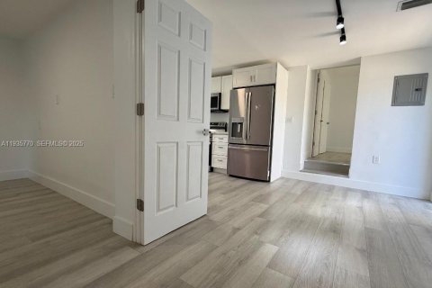 Casa en alquiler en Hallandale Beach, Florida, 2 dormitorios, 78.97 m2 № 1993941 - foto 13