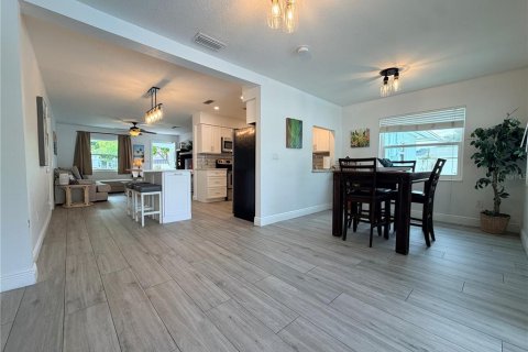 House in Bradenton, Florida 4 bedrooms, 148.09 sq.m. № 2395789 - photo 3