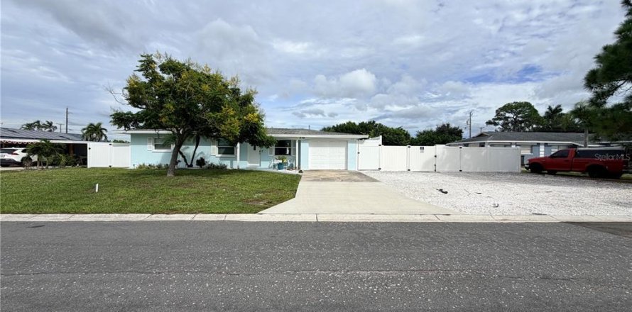 House in Bradenton, Florida 4 bedrooms, 148.09 sq.m. № 2395789