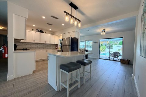 House in Bradenton, Florida 4 bedrooms, 148.09 sq.m. № 2395789 - photo 5