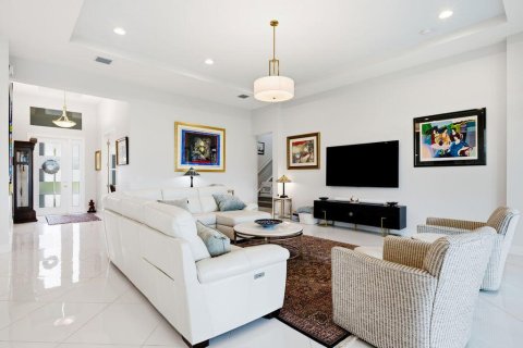 House in Port St. Lucie, Florida 4 bedrooms, 328.04 sq.m. № 2387903 - photo 18