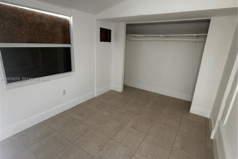 Villa ou maison à louer à Miami, Floride: 2 chambres, 235.04 m2 № 2031309 - photo 3
