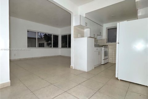 Apartamento en alquiler en Miami Beach, Florida, 1 dormitorio, 60.39 m2 № 1939963 - foto 1