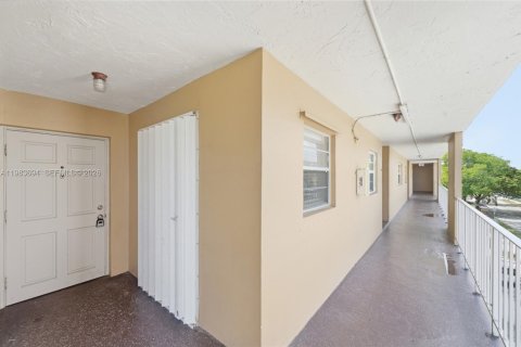 Купить кондоминиум в Холливуд, Флорида 2 спальни, 78.04м2, № 2045628 - фото 3