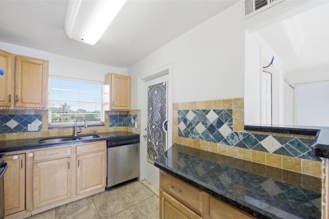 Купить кондоминиум в Холливуд, Флорида 2 спальни, 78.04м2, № 2045628 - фото 14