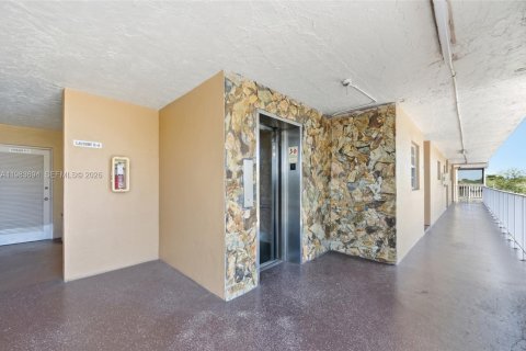 Купить кондоминиум в Холливуд, Флорида 2 спальни, 78.04м2, № 2045628 - фото 2