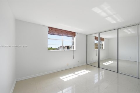 Купить кондоминиум в Холливуд, Флорида 2 спальни, 78.04м2, № 2045628 - фото 15