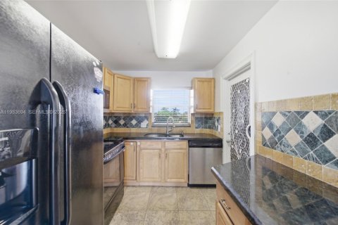 Купить кондоминиум в Холливуд, Флорида 2 спальни, 78.04м2, № 2045628 - фото 12