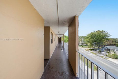 Купить кондоминиум в Холливуд, Флорида 2 спальни, 78.04м2, № 2045628 - фото 4