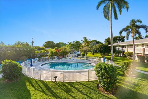 Condo in Pompano Beach, Florida, 2 bedrooms № 2054454 - photo 14