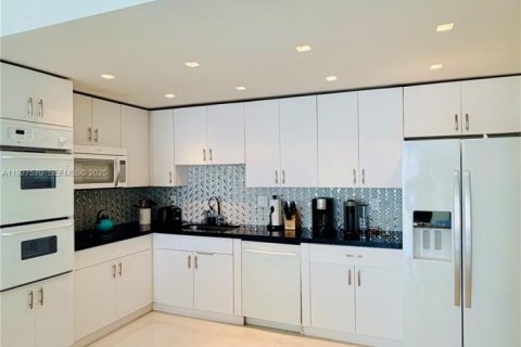 Купить кондоминиум в Санни-Айлс-Бич, Флорида 2 спальни, 139.82м2, № 1986737 - фото 3