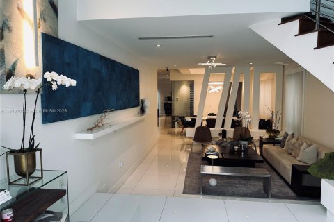 House in Doral, Florida 5 bedrooms, 400.13 sq.m. № 1839200 - photo 1