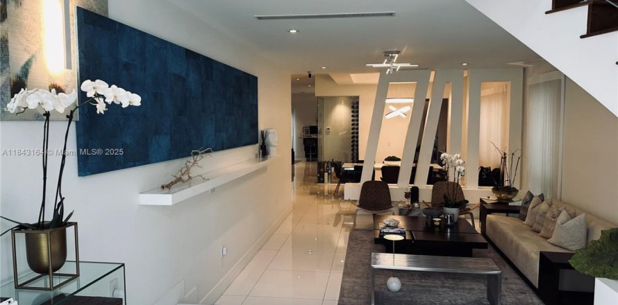 House in Doral, Florida 5 bedrooms, 400.13 sq.m. № 1839200
