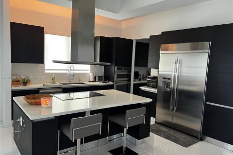 House in Doral, Florida 5 bedrooms, 400.13 sq.m. № 1839200 - photo 7