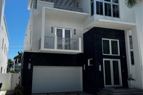 House in Doral, Florida 5 bedrooms, 400.13 sq.m. № 1839200 - photo 2