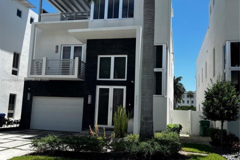 House in Doral, Florida 5 bedrooms, 400.13 sq.m. № 1839200 - photo 3