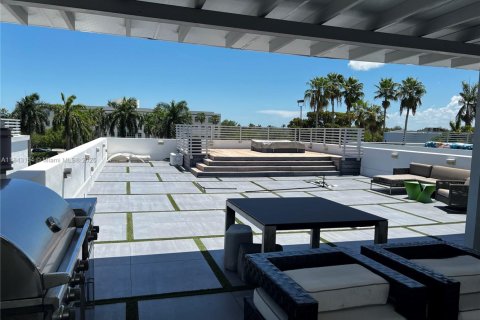 House in Doral, Florida 5 bedrooms, 400.13 sq.m. № 1839200 - photo 9
