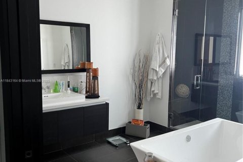 House in Doral, Florida 5 bedrooms, 400.13 sq.m. № 1839200 - photo 13