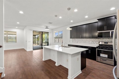 House in Tampa, Florida 5 bedrooms, 332.59 sq.m. № 1912118 - photo 24