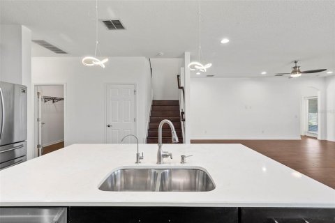House in Tampa, Florida 5 bedrooms, 332.59 sq.m. № 1912118 - photo 17