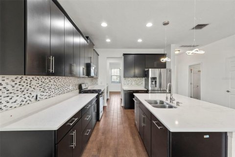 House in Tampa, Florida 5 bedrooms, 332.59 sq.m. № 1912118 - photo 18