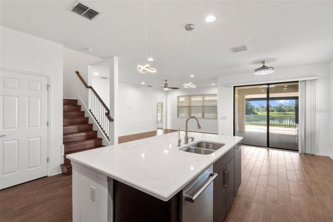 House in Tampa, Florida 5 bedrooms, 332.59 sq.m. № 1912118 - photo 16