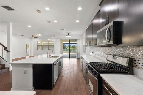 House in Tampa, Florida 5 bedrooms, 332.59 sq.m. № 1912118 - photo 15