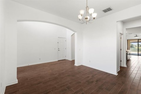 House in Tampa, Florida 5 bedrooms, 332.59 sq.m. № 1912118 - photo 13