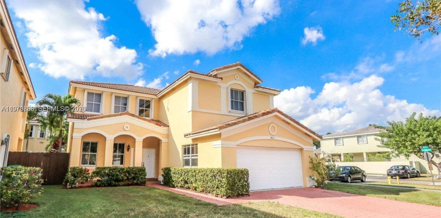 House in Doral, Florida 4 bedrooms, 278.34 sq.m. № 2031184