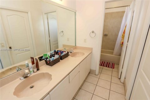 House in Doral, Florida 4 bedrooms, 278.34 sq.m. № 2031184 - photo 16