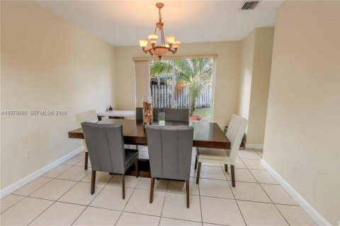 House in Doral, Florida 4 bedrooms, 278.34 sq.m. № 2031184 - photo 6