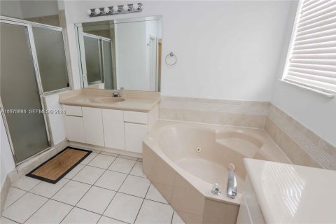 House in Doral, Florida 4 bedrooms, 278.34 sq.m. № 2031184 - photo 17