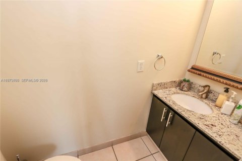 House in Doral, Florida 4 bedrooms, 278.34 sq.m. № 2031184 - photo 13