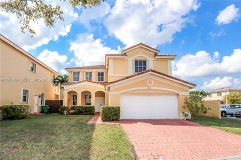 House in Doral, Florida 4 bedrooms, 278.34 sq.m. № 2031184 - photo 3