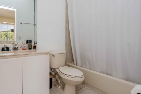 House in Doral, Florida 4 bedrooms, 278.34 sq.m. № 2031184 - photo 21