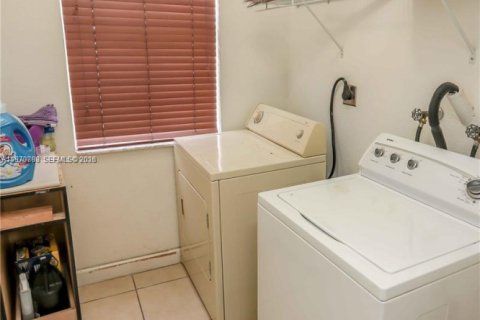 House in Doral, Florida 4 bedrooms, 278.34 sq.m. № 2031184 - photo 12