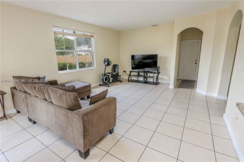 House in Doral, Florida 4 bedrooms, 278.34 sq.m. № 2031184 - photo 10