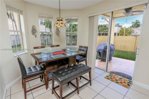 House in Doral, Florida 4 bedrooms, 278.34 sq.m. № 2031184 - photo 9