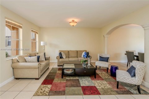 House in Doral, Florida 4 bedrooms, 278.34 sq.m. № 2031184 - photo 5