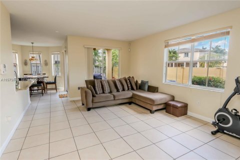 House in Doral, Florida 4 bedrooms, 278.34 sq.m. № 2031184 - photo 11