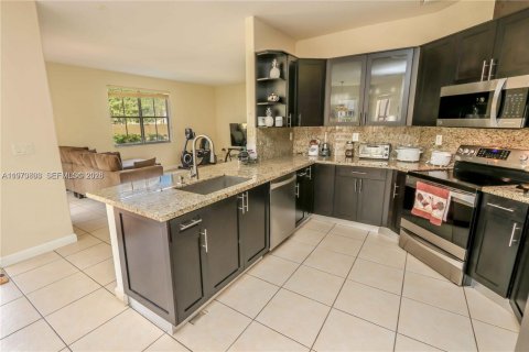 House in Doral, Florida 4 bedrooms, 278.34 sq.m. № 2031184 - photo 8