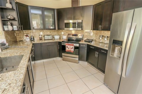 House in Doral, Florida 4 bedrooms, 278.34 sq.m. № 2031184 - photo 7