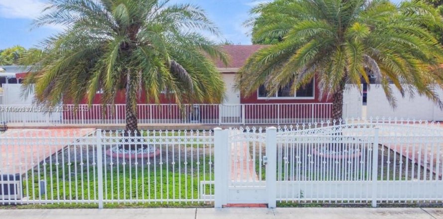 Дом в Майами, Флорида 3 спальни, 115.2м2 № 1952136