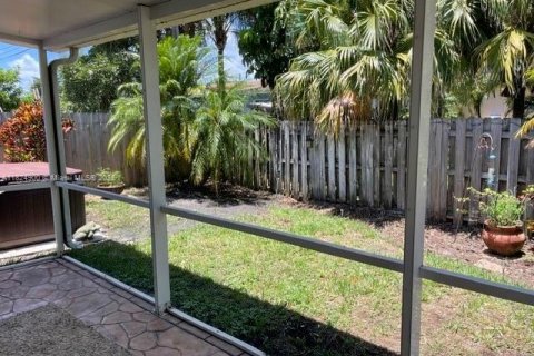 House in Oakland Park, Florida 3 bedrooms, 109.44 sq.m. № 1790540 - photo 25