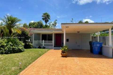 House in Oakland Park, Florida 3 bedrooms, 109.44 sq.m. № 1790540 - photo 1