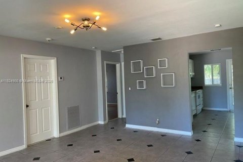 House in Oakland Park, Florida 3 bedrooms, 109.44 sq.m. № 1790540 - photo 6